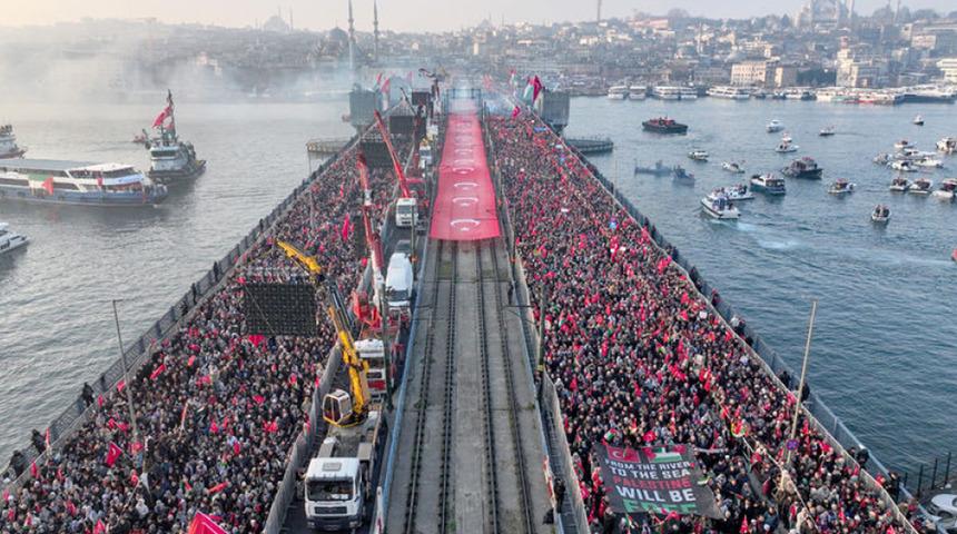 Filistin'e destek i&ccedil;in on binlerce kişinin Galata K&ouml;pr&uuml;s&uuml;'ne y&uuml;r&uuml;y&uuml;ş&uuml; başladı