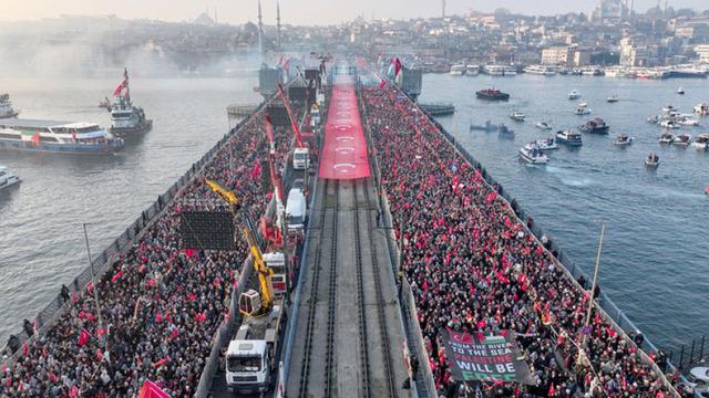 Filistin'e destek için on binlerce kişinin Galata Köprüsü'ne yürüdü: 'Gazze'deki bir savaş değil bir soykırımdır'