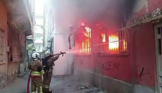 Kumaş deposu alevlere teslim oldu