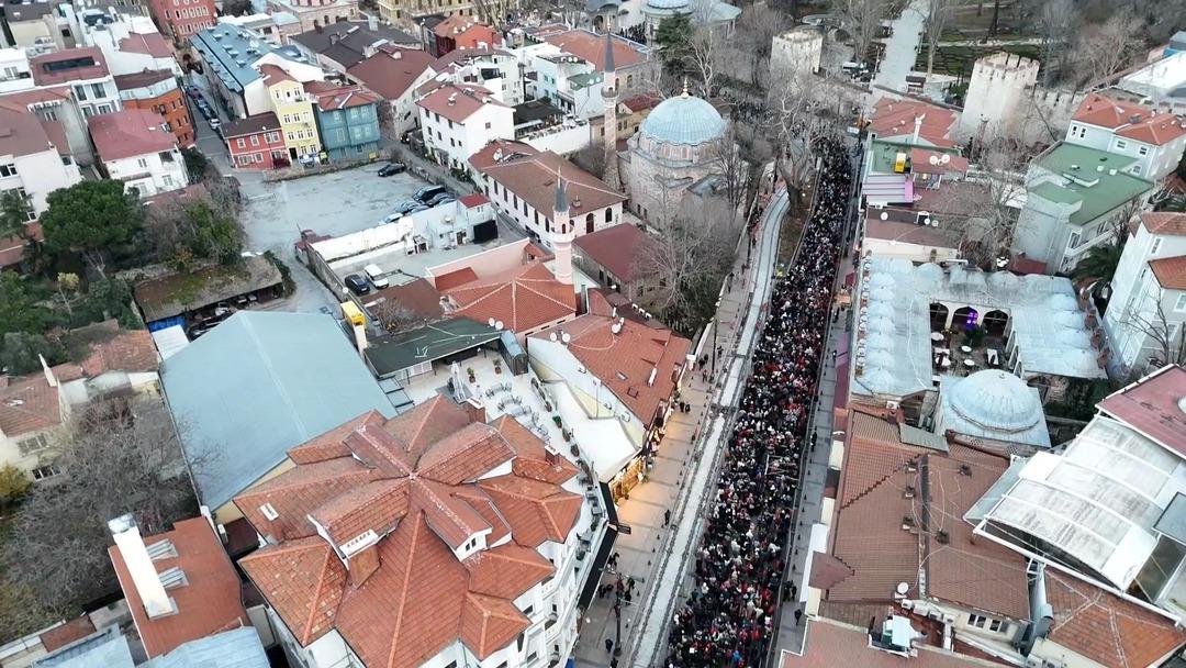 Filistin e destek i&ccedil;in on binlerce kişinin Galata K&ouml;pr&uuml;s&uuml; ne y&uuml;r&uuml;d&uuml;:  Gazze deki bir savaş değil bir soykırımdır  6