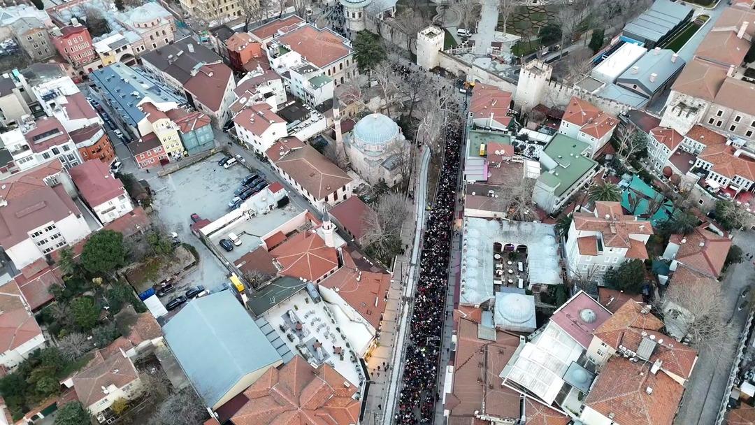 Filistin e destek i&ccedil;in on binlerce kişinin Galata K&ouml;pr&uuml;s&uuml; ne y&uuml;r&uuml;d&uuml;:  Gazze deki bir savaş değil bir soykırımdır  7