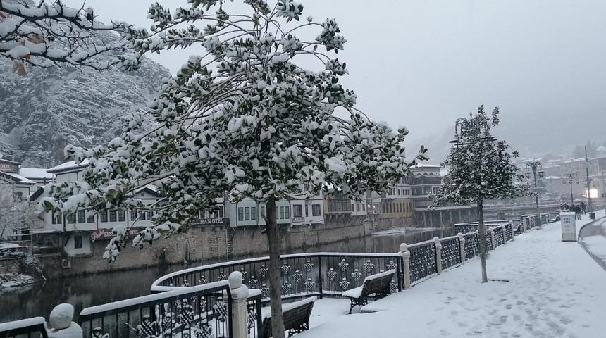 Amasya yeni yıla karla girdi, şehir beyaza b&uuml;r&uuml;nd&uuml;