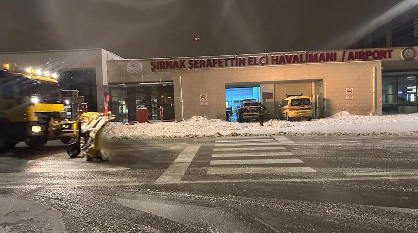 Şırnak Havalimanında 4 u&ccedil;ak seferi iptal edildi
