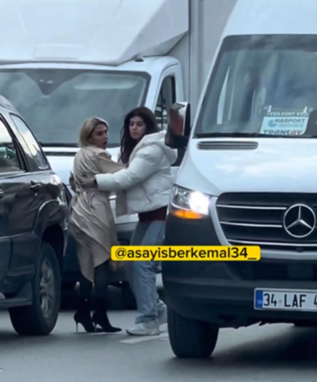 Yolun ortasında servis sürücüsüne saldırdı 2