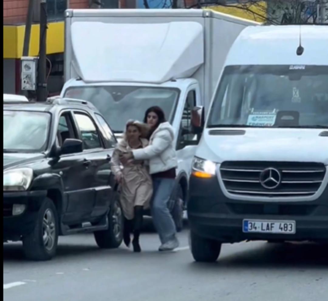 Yolun ortasında servis sürücüsüne saldırdı 3