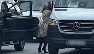 Yolun ortasında servis s&uuml;r&uuml;c&uuml;s&uuml;ne saldırdı