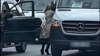 Yolun ortasında servis sürücüsüne saldırdı