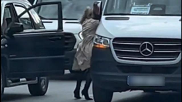 Yolun ortasında servis sürücüsüne saldırdı