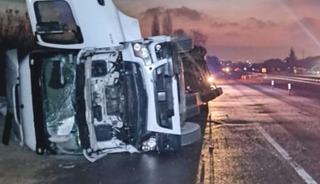 İneg&ouml;l&rsquo;de iplik y&uuml;kl&uuml; tır devrildi