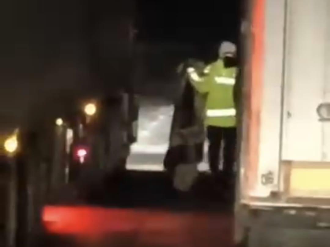 Trafiğe battaniye m&uuml;dahalesi: Yolu kapatan tıra bakın ne &ccedil;&ouml;z&uuml;m buldular 1