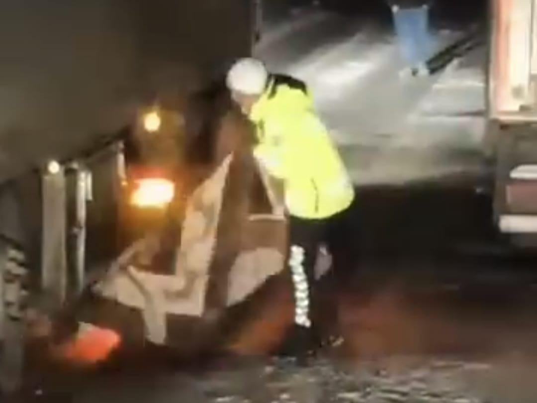 Trafiğe battaniye m&uuml;dahalesi: Yolu kapatan tıra bakın ne &ccedil;&ouml;z&uuml;m buldular 2