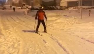 Kayak takımıyla caddede gezdi