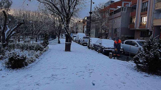 İstanbul&rsquo;un y&uuml;ksek kesimleri beyaza b&uuml;r&uuml;nd&uuml; 2