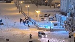 Siirt’te çocuklar kartoplarını karakola attı, polisler karşılık verince renkli görüntüler oluştu