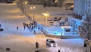 Siirt&rsquo;te &ccedil;ocuklar kartoplarını karakola attı, polisler karşılık verince renkli g&ouml;r&uuml;nt&uuml;ler oluştu