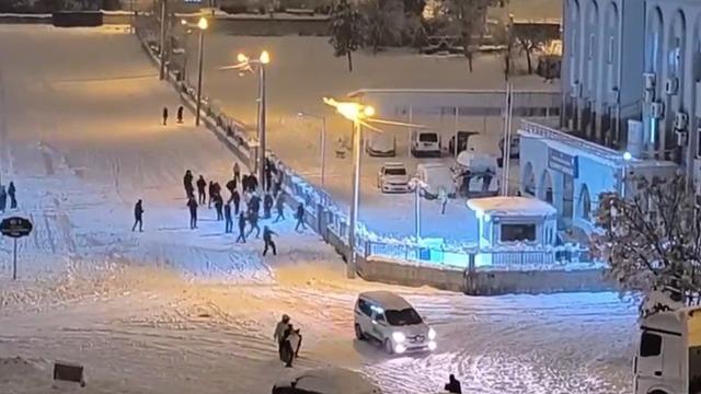 Siirt’te çocuklar kartoplarını karakola attı, polisler karşılık verince renkli görüntüler oluştu