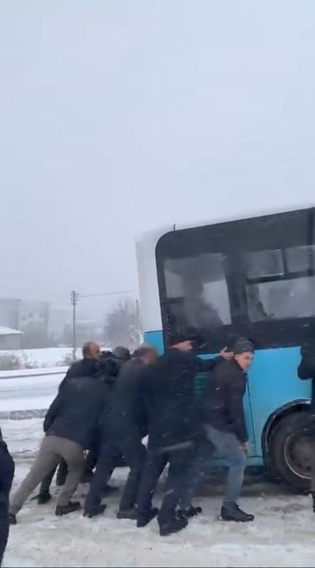 Yolda kalan yolcu otob&uuml;s&uuml;n&uuml;n yardımına vatandaşlar yetişti 1