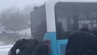 Yolda kalan yolcu otob&uuml;s&uuml;n&uuml;n yardımına vatandaşlar yetişti