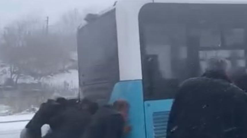 Yolda kalan yolcu otob&uuml;s&uuml;n&uuml;n yardımına vatandaşlar yetişti