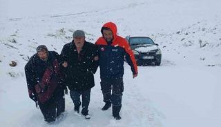 Karaman&rsquo;da yolda kalan iki ara&ccedil;taki 4 kişi kurtarıldı