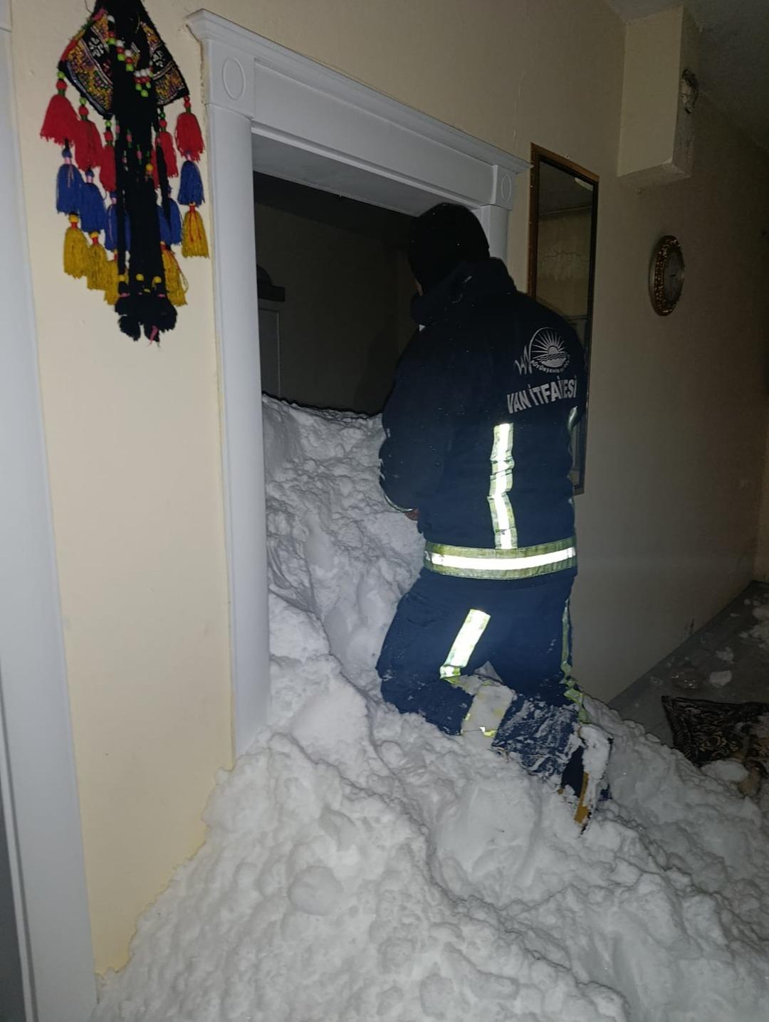 Van da &ccedil;ığ kabusu! 1 kişi kayıp, 22 ev boşaltıldı 1