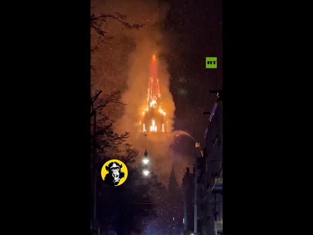 Amsterdam'daki tarihi kilise alev topuna d&ouml;nd&uuml;! 