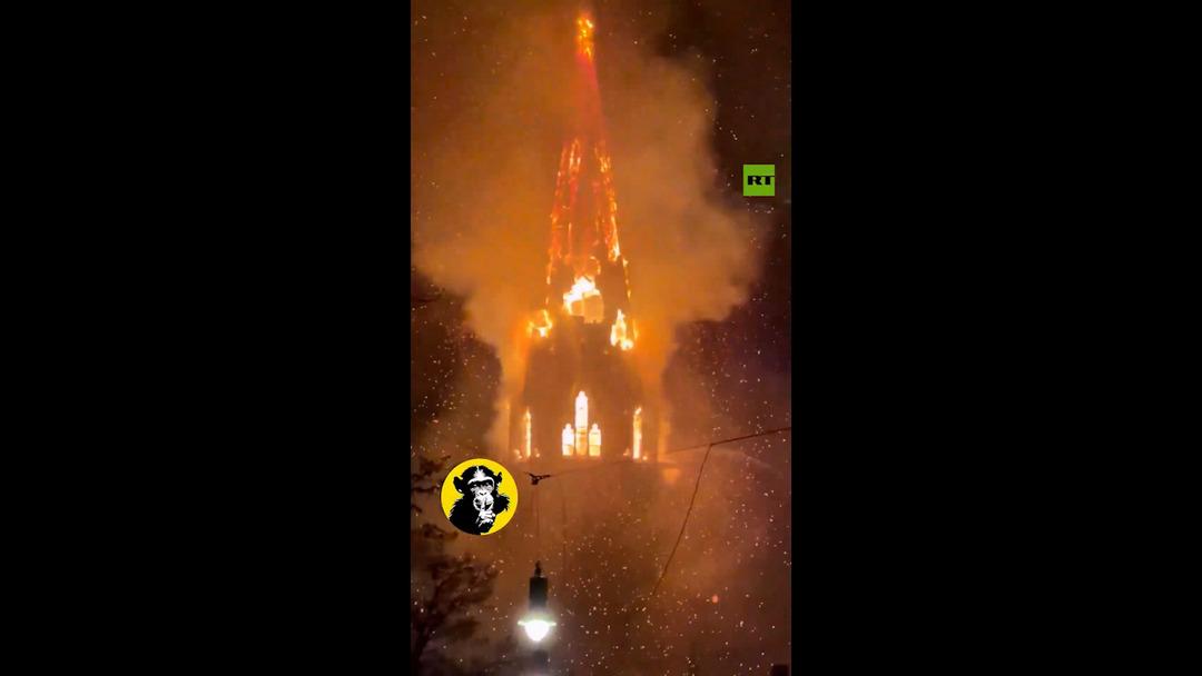 Amsterdam daki tarihi kilise alev topuna döndü! 2