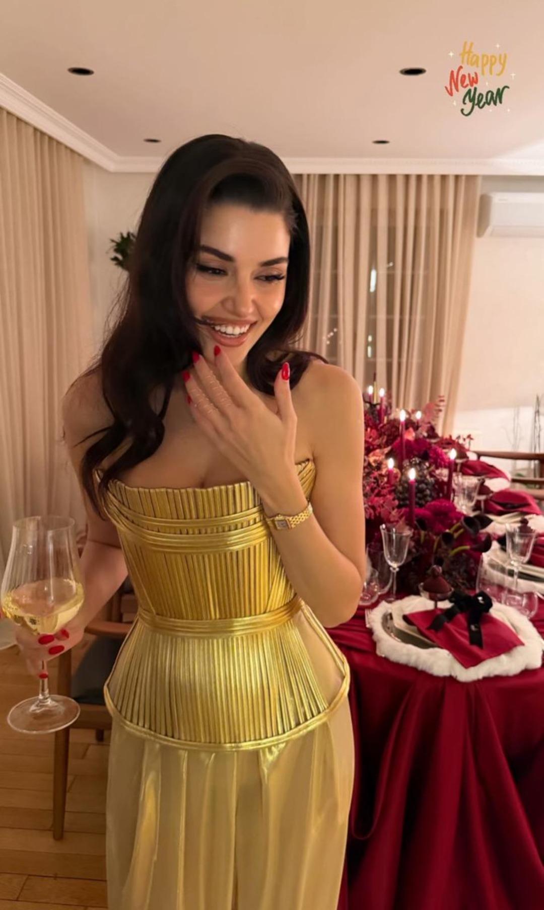 Hande Er&ccedil;el in yılbaşı kost&uuml;m&uuml; dile d&uuml;şt&uuml;! G&ouml;ren herkes aynı yorumu yaptı  2