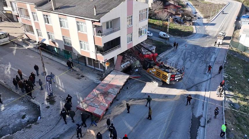 Başakşehir g&uuml;ne korku dolu başladı: TIR binanın i&ccedil;ine daldı! Tahliye edilecek