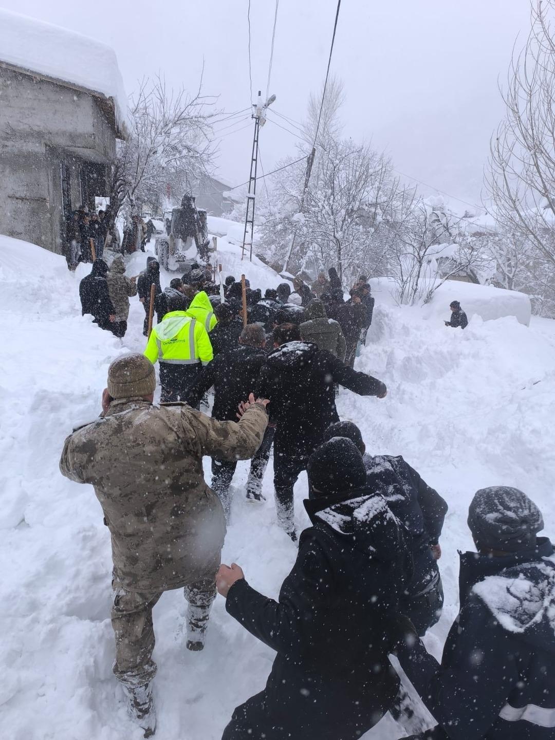 Van da &ccedil;ığ kabusu! Acı haber geldi, 20 ev tahliye edildi 4