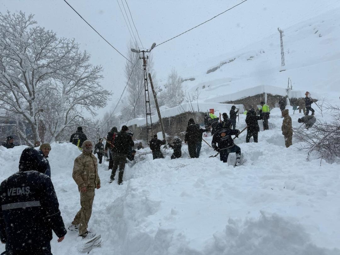 Van da &ccedil;ığ kabusu! Acı haber geldi, 20 ev tahliye edildi 5