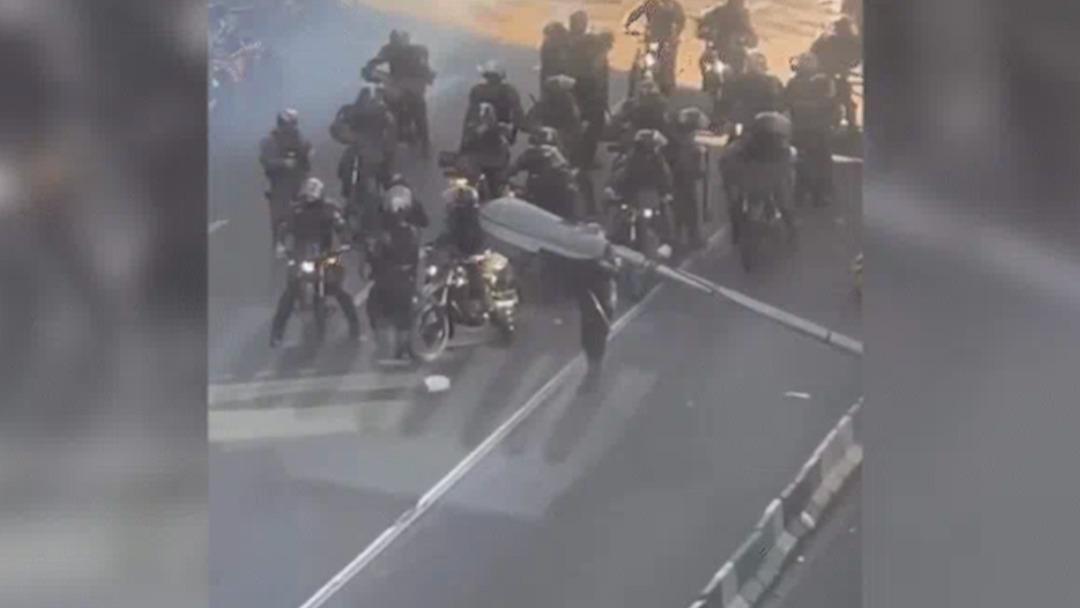 İran&rsquo;da kaos!  Protestocular h&uuml;k&uuml;met binasına saldırdı, asker ateş a&ccedil;tı  2