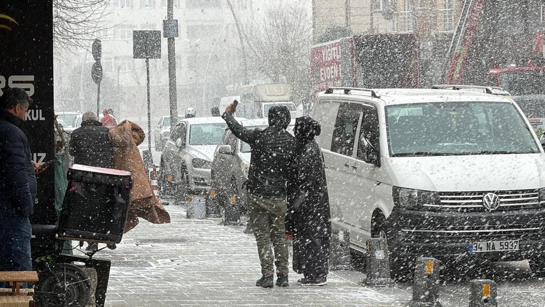 İstanbul&rsquo;da lapa lapa kar yağıyor! İl&ccedil;eler bembeyaz oldu: Akom saat verdi ve uyardı! 4