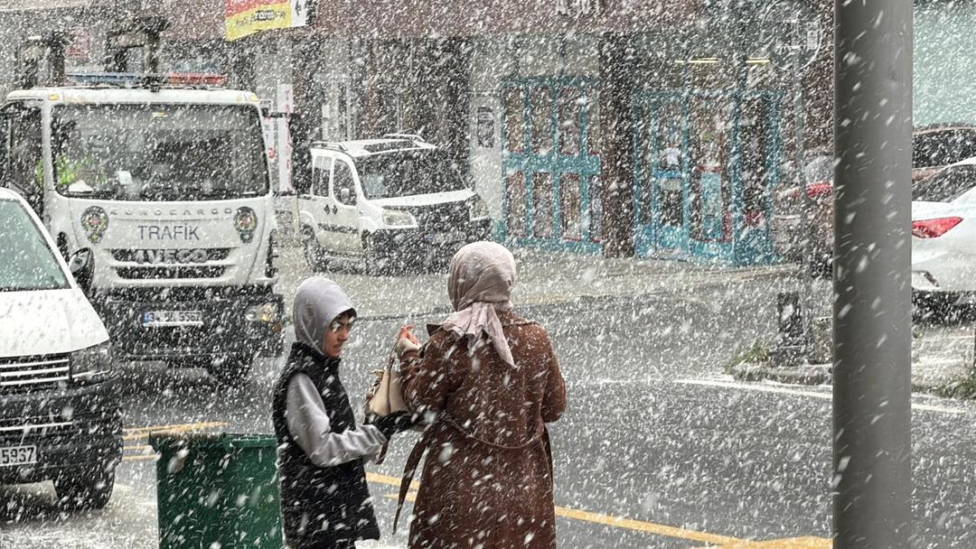 İstanbul&rsquo;da lapa lapa kar yağıyor! İl&ccedil;eler bembeyaz oldu: Akom saat verdi ve uyardı! 5