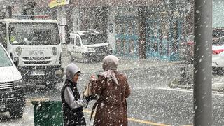 İstanbul’da lapa lapa kar yağıyor! İlçeler bembeyaz oldu: Akom saat verdi ve uyardı!
