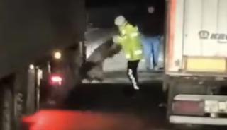 Trafiğe battaniye m&uuml;dahalesi