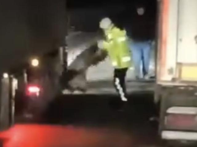 Trafiğe battaniye m&uuml;dahalesi