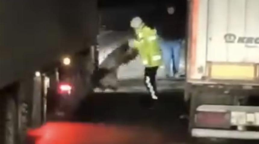 Trafiğe battaniye m&uuml;dahalesi: Yolu kapatan tıra bakın ne &ccedil;&ouml;z&uuml;m buldular