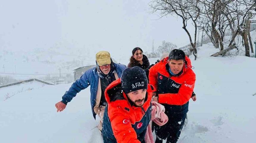 Kar, tipi, soğuk dinlemedi, AFAD 400 metre sırtında taşıdı