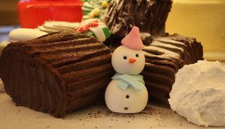 Bir ilin pastanelerinde b&uuml;y&uuml;k telaş var: 'Herkesin doğum tarihini 1 Ocak yazmışlar'