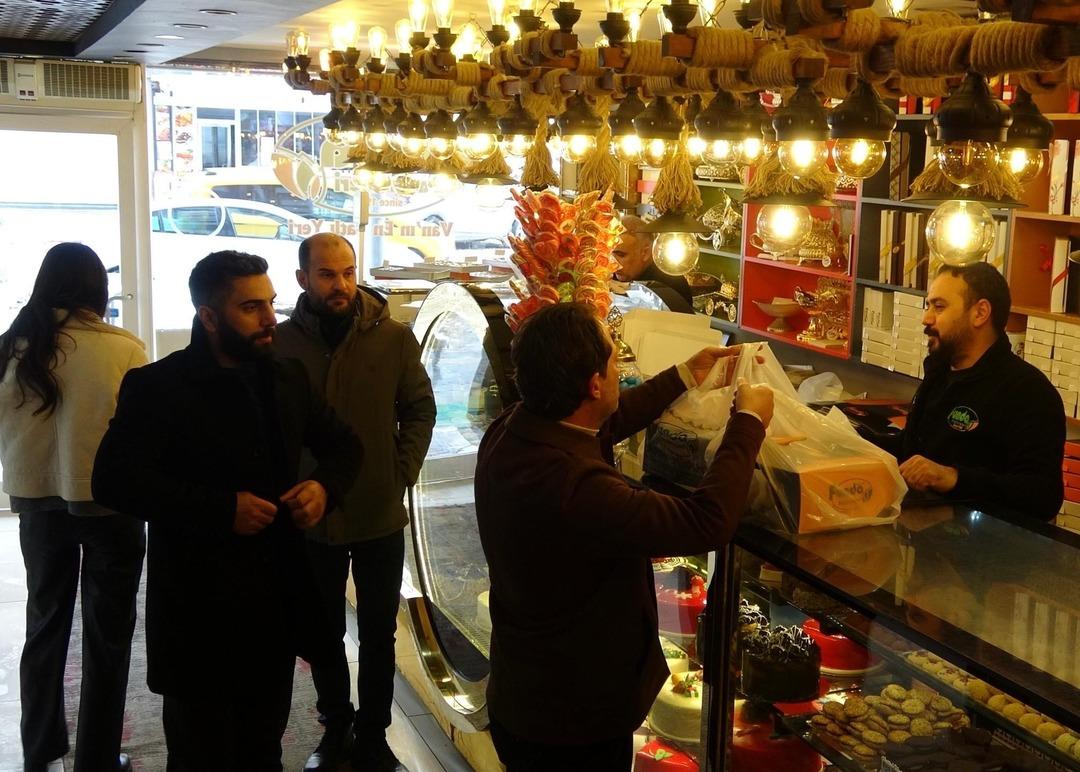 Bir ilin pastanelerinde b&uuml;y&uuml;k telaş var:  Herkesin doğum tarihini 1 Ocak yazmışlar  1