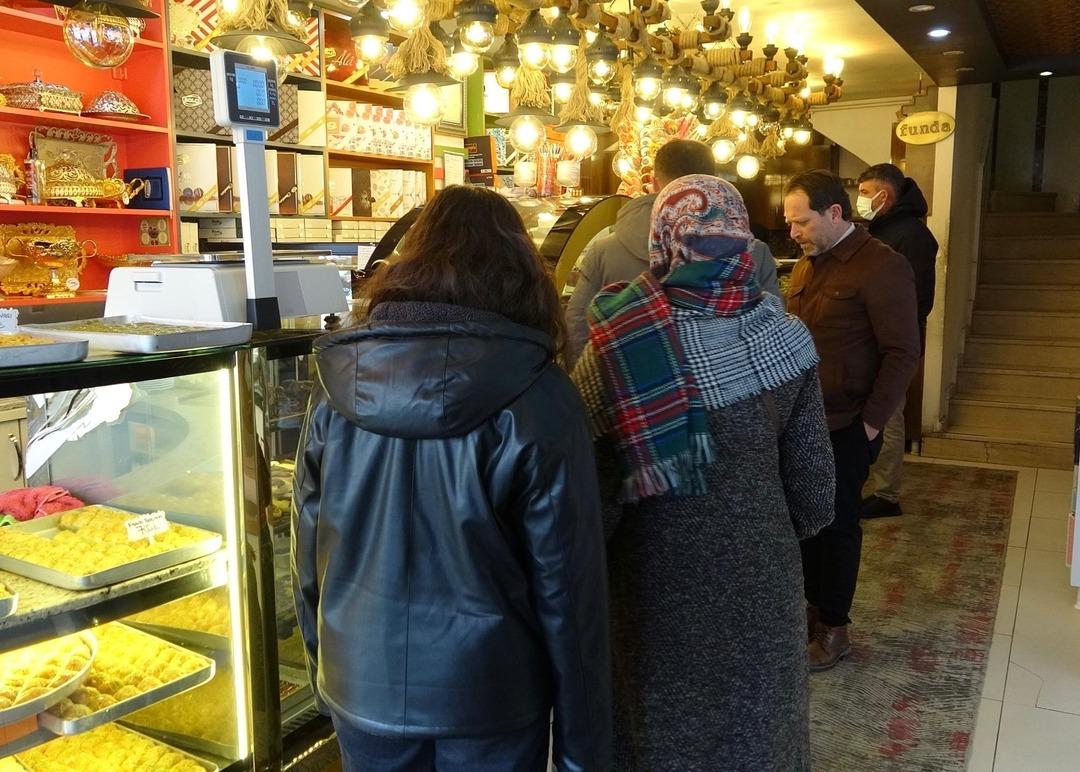 Bir ilin pastanelerinde b&uuml;y&uuml;k telaş var:  Herkesin doğum tarihini 1 Ocak yazmışlar  6