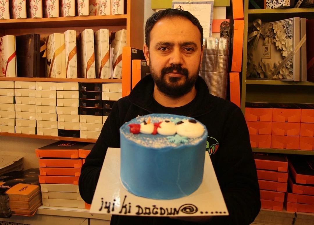 Bir ilin pastanelerinde b&uuml;y&uuml;k telaş var:  Herkesin doğum tarihini 1 Ocak yazmışlar  7