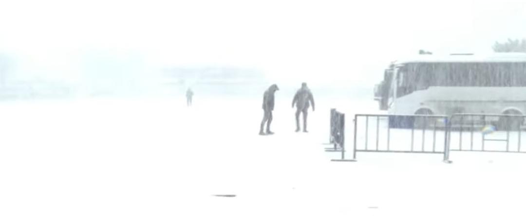 İstanbul&rsquo;da lapa lapa kar yağıyor! İl&ccedil;eler bembeyaz oldu: Akom saat verdi ve uyardı! 1