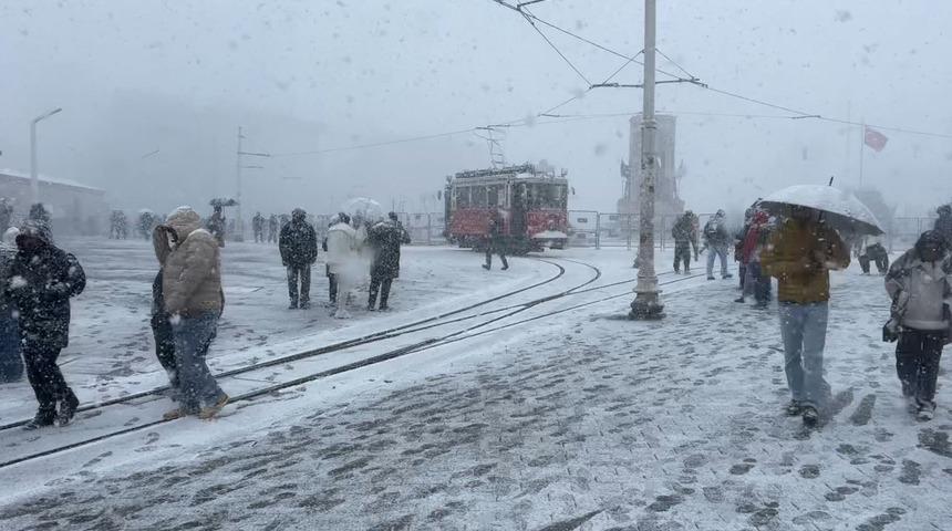 Taksim karla kaplandı