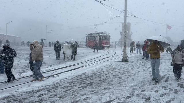 Taksim karla kaplandı