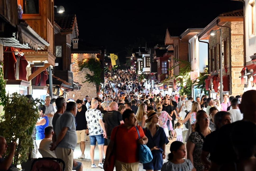 Bakan Ersoy verileri paylaştı! 2025 yılında Antalya da turist rekoru: 17 milyondan fazla ziyaret  5