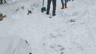 Köylüler kapanan sokaklarını elbirliğiyle açtı