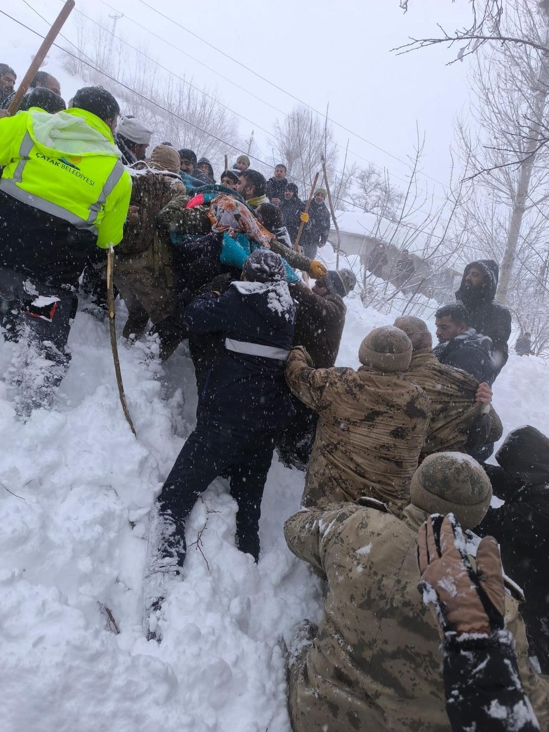 Van da &ccedil;ığ kabusu! Acı haber geldi, 20 ev tahliye edildi 2