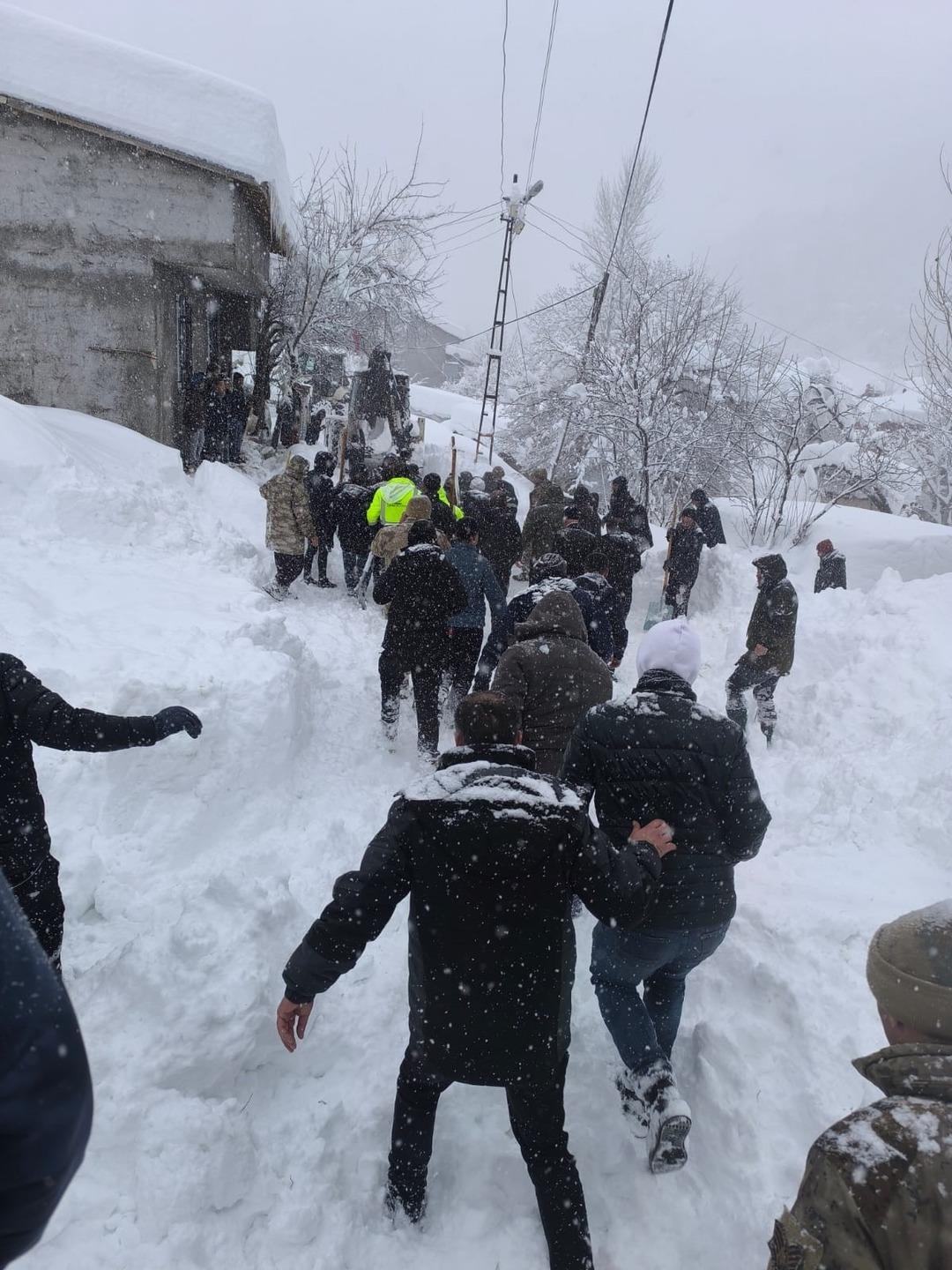 Van da &ccedil;ığ kabusu! Acı haber geldi, 20 ev tahliye edildi 3